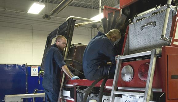  Dans le cadre de ses fonctions, le conservateur d'équipement UDT effectue des inspections et des réparations régulières 
