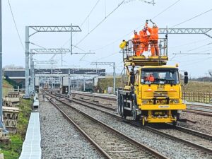 Mobiler Bahnsteigbetreiber auf Schienenfahrzeugen arbeitet an der Reparatur und Instandhaltung der Eisenbahninfrastruktur 