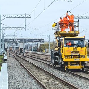 Operator podestów ruchomych na pojazdach kolejowych pracuje przy naprawach i konserwacji infrastruktury kolejowej