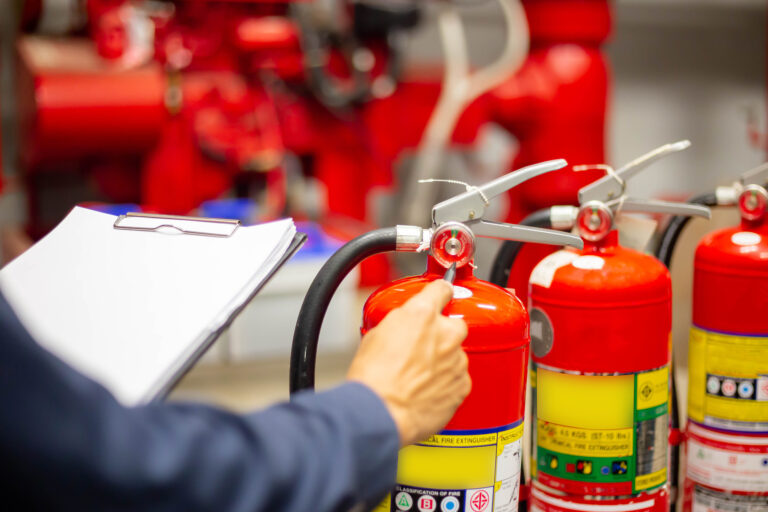 Kurs zur Wartung von Feuerlöschgeräten.