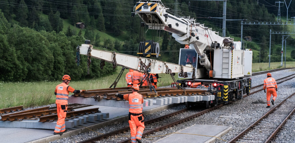 Grue ferroviaire sur les voies.