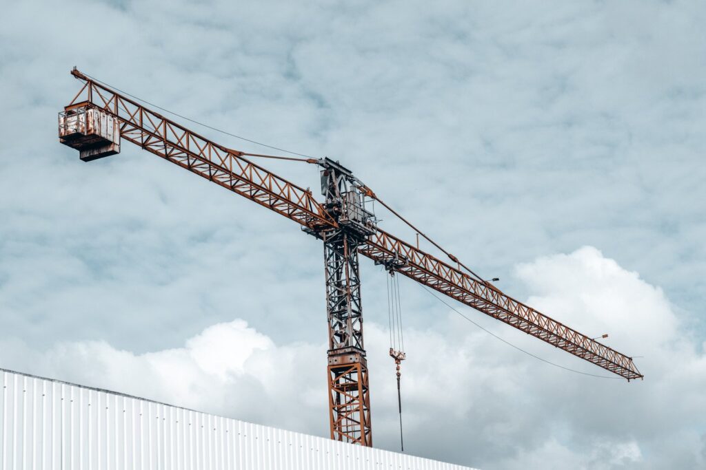 grue à tour sur un chantier de construction