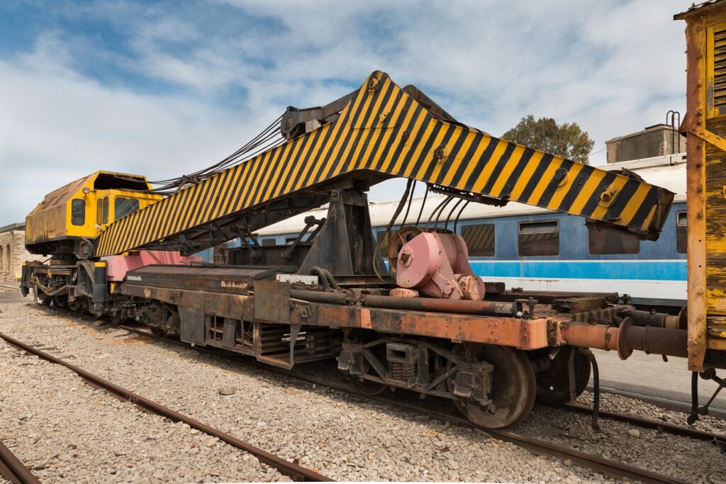 Żuraw kolejowy transportowany przez lokomotywę