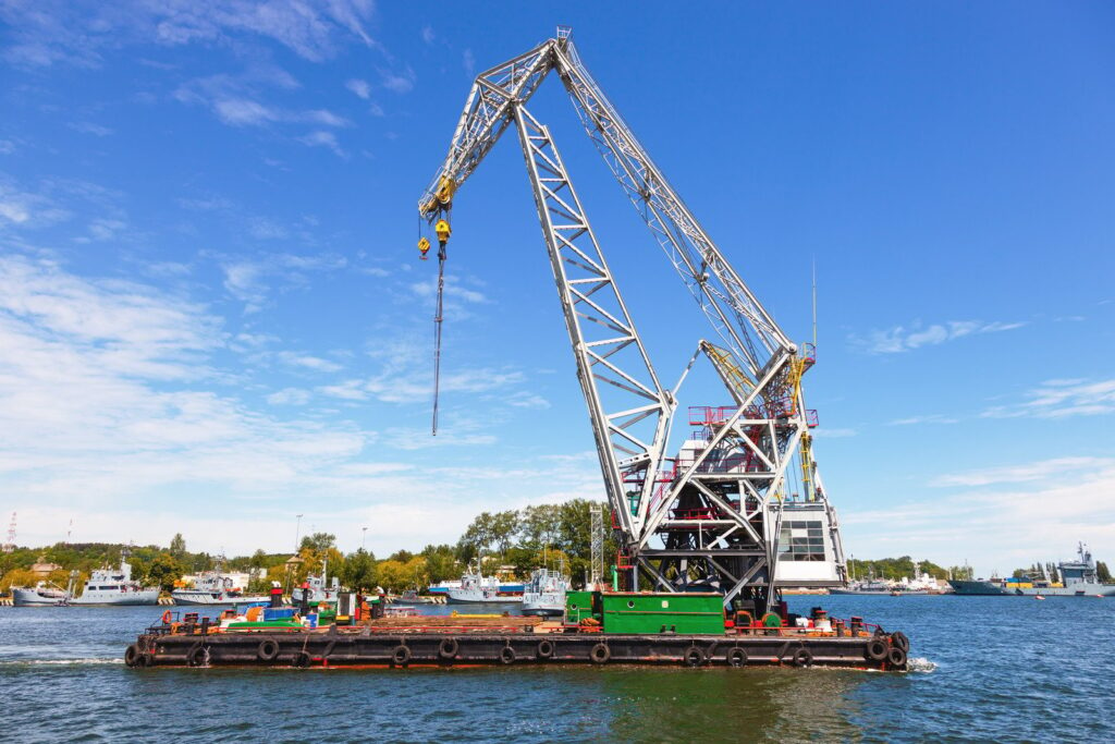 Une grue flottante dans le port.