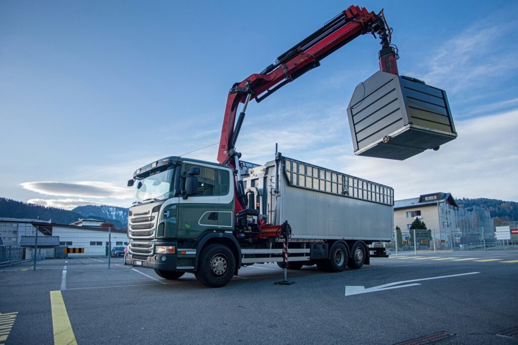 Vehicle-mounted crane