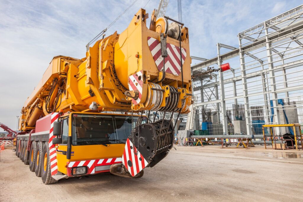 grue sur fond de bâtiments