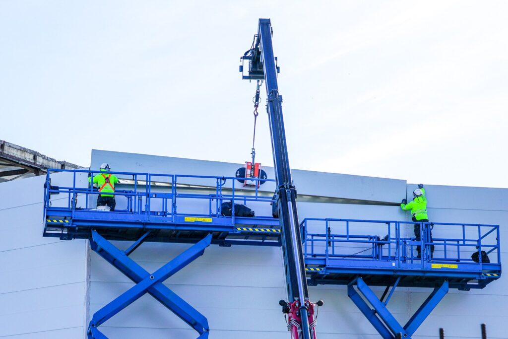 Gruppe von Mitarbeitern auf der Plattform