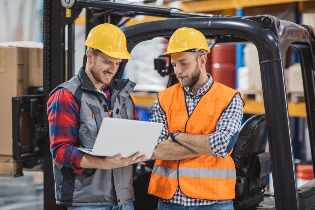 Auszubildende während der Ausbildung zum Gabelstaplerfahrer