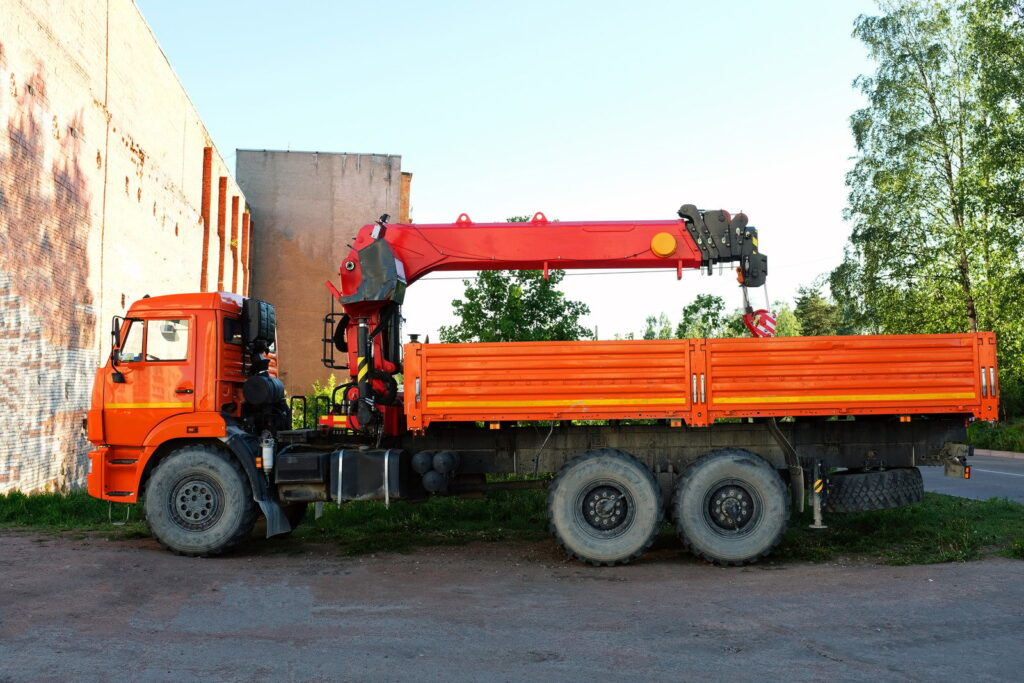 grues mobiles sur l'aire de manœuvre