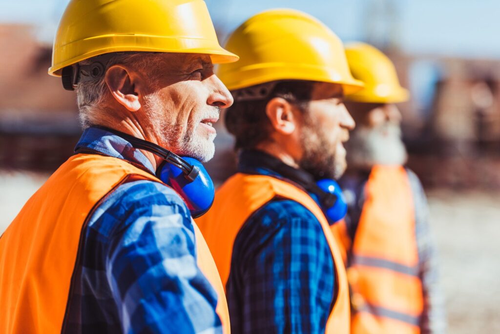 Arbeiter auf der Baustelle tragen Schutzhelme