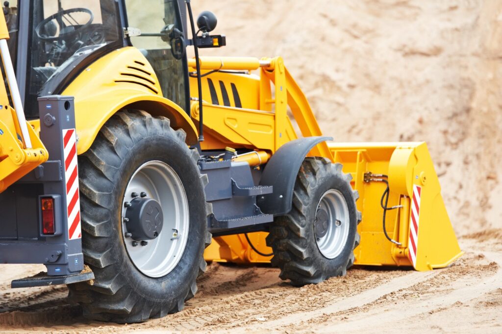 Teleskoplader bei der Arbeit auf einer Baustelle