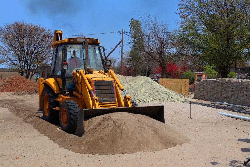 Une pelleteuse enlève le sable 