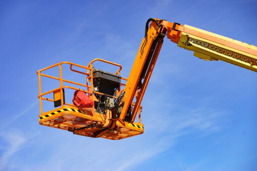 nacelle à ciseaux sur un chantier de construction