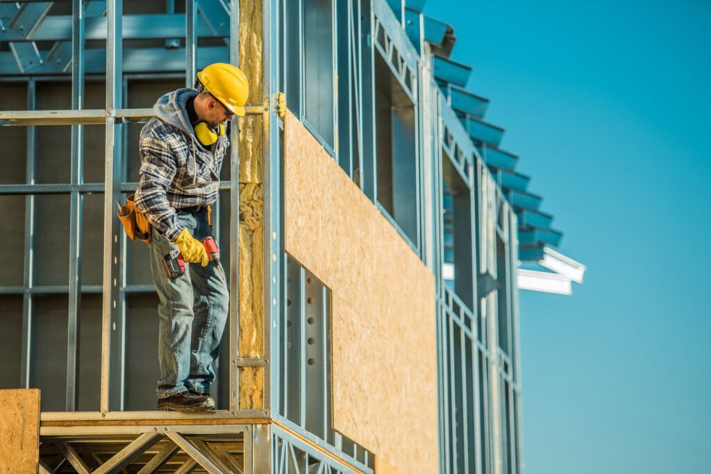 travailleur casqué sur le chantier