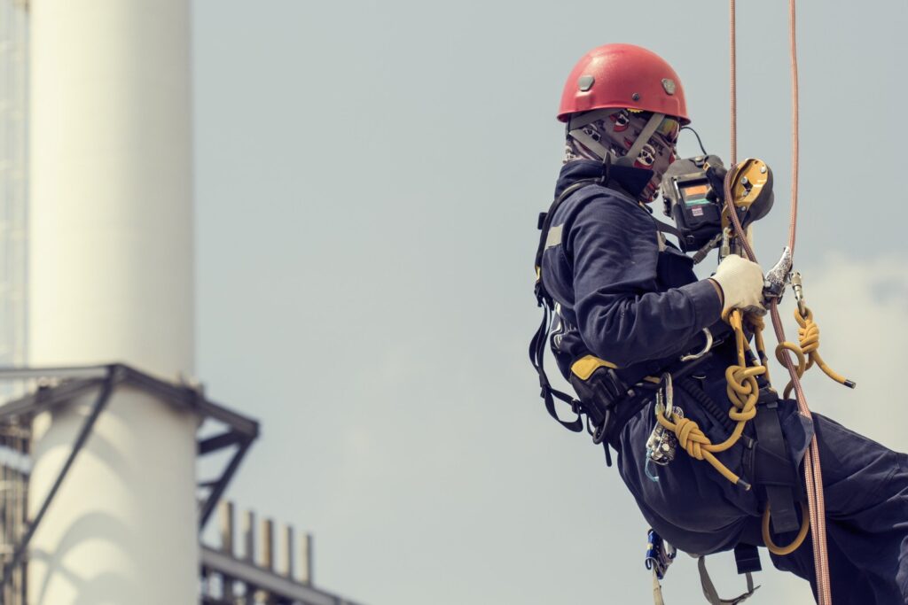 Der Dachdecker verwendet temporäre Sicherheiten