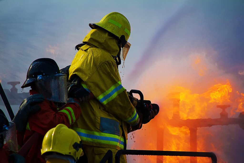 un pompier éteint un incendie