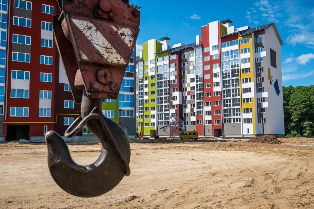 chain slings on the construction site