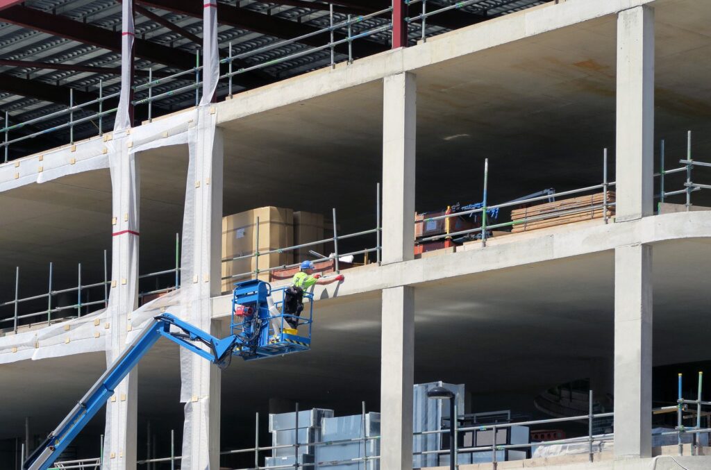 Korbbühne auf einer Baustelle 